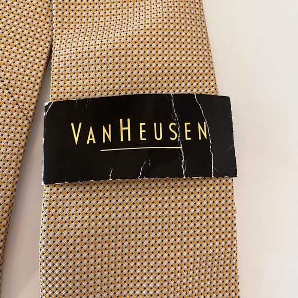 Van Heusen Men's Tie NWT 100% Silk gold pattern - Picture 2 of 4
